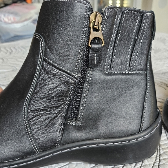 EUC Clarks Collection Cora Grace Leather Ankle Boot Zip Up Black 9.5 - Picture 5 of 12